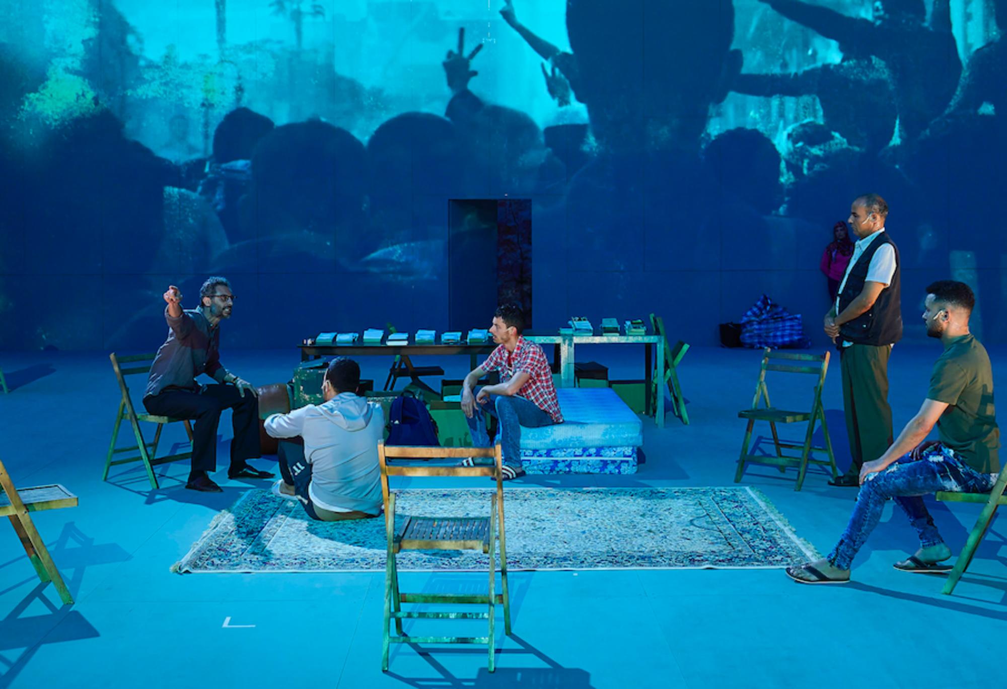 Una escena de la obra ‘Carrer Robadors’, dirigida por Julio Manrique a partir de la novela de Mathias Enard